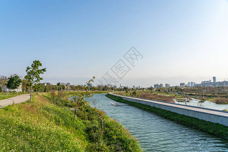 蓝天晴的水南经贸区台中央公园背景图片