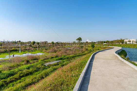 蓝天晴的水南经贸区台中央公园图片