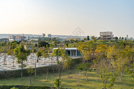 蓝天晴的水南经贸区台中央公园背景图片