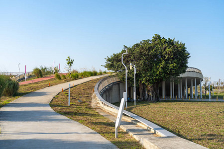 蓝天晴的水南经贸区台中央公园背景图片