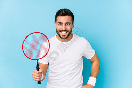 玩羽毛球的英俊小伙子孤图片