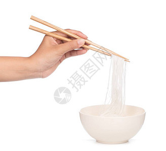 手握大米面条用筷子在白背图片