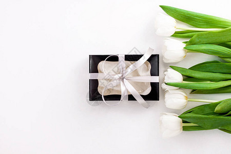 Spring网站标题模板白色郁金香黑色礼盒背景图片