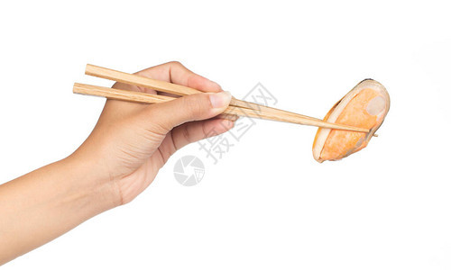 白底的筷子切成的贝在白图片