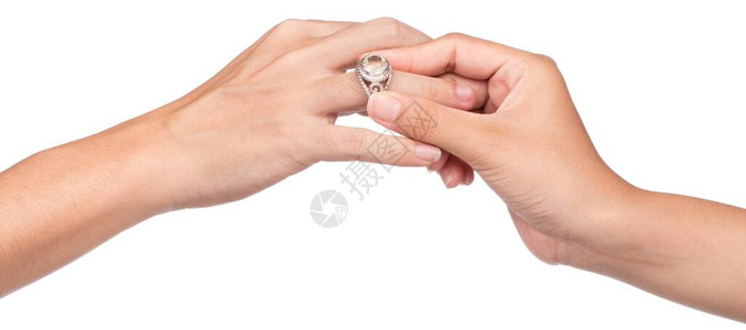 男生订婚戒指带哪手(订结婚戒指戴哪个手指)