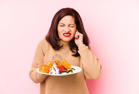 中年的拉廷女人拿着华夫饼用手图片