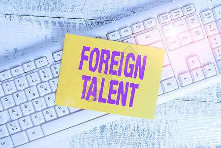 手写文本外国人才具有专业资格或学位的概念照片外国人白色键盘办公用品空图片