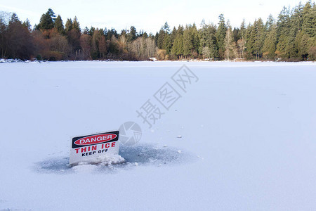在温哥华一个冰冻的失落泻湖上的标志视图图片
