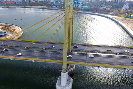 河上的美丽桥梁电缆上的桥就是道路图片