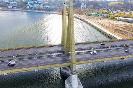 河上的美丽桥梁电缆上的桥就是道路图片