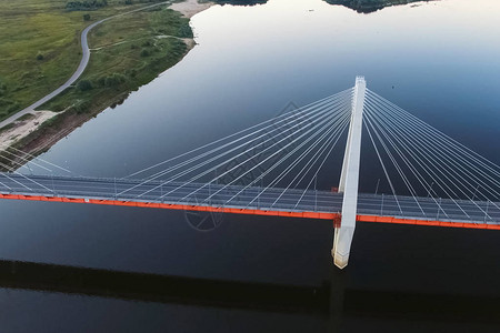 河上的美丽桥梁电缆上的桥就是道路图片