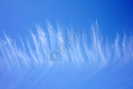 蓝天上的白色卷云图片
