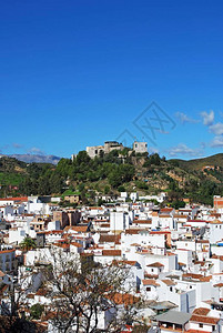 这座城镇总景和山顶上的城堡图片