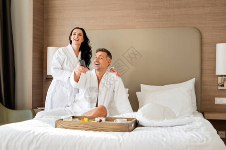 在浴袍中笑的女友拥抱着英俊帅气的男朋友酒店图片