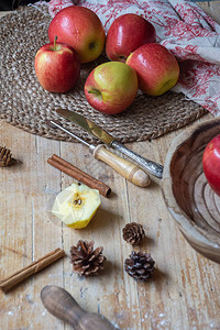 红色苹果厨房用具肉桂面粉和垂直桌布的木图片