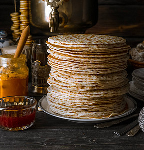 ShrovetideMaslenitsa黄油周节美食在深黑的生锈背景上用果酱包装了俄罗斯煎饼关闭视图图片