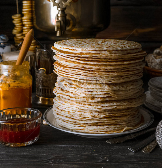 ShrovetideMaslenitsa黄油周节美食在深黑的生锈背景上用果酱包装了俄罗斯煎饼关闭视图图片