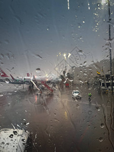 机场下雨时飞机窗上流图片