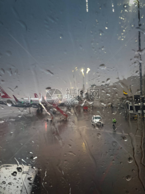 机场下雨时飞机窗上流图片