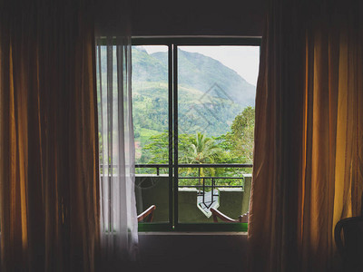 在斯里兰卡热带丛林森和山坡上翻过别墅窗户的图张照片图片