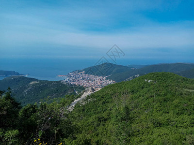 美丽的小镇从上面看布德瓦城市景观黑山夏季城市海图片