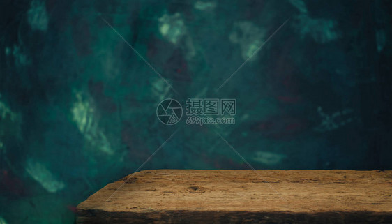 老橡木桌和绿色背景墙图片