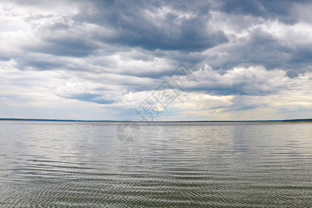 阴天时大湖或大海的岸边图片
