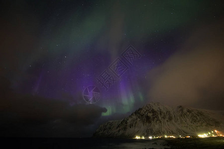 令人惊叹的多彩姿的北极光也被称为夜空中的北极光图片