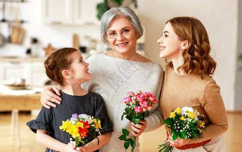 三代相亲爱的家庭母亲祖母和女儿的三代人祝贺节日图片