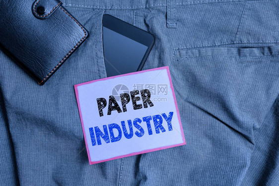 手写文本造纸工业分析制造和销售纤维素产品的概念照片行业裤前袋内带钱包和便条纸的图片