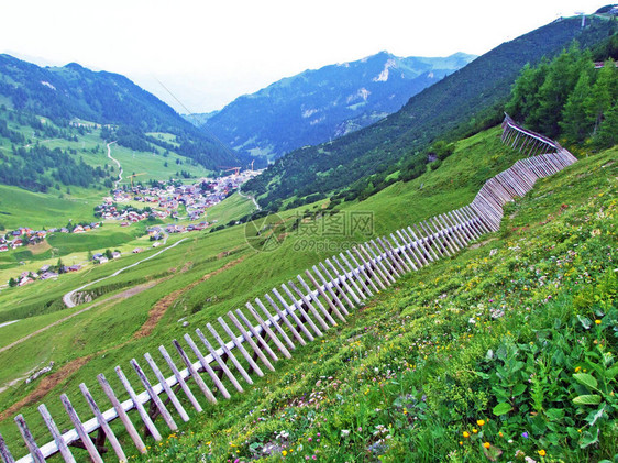 保护列支敦士登阿尔卑斯山脉的雪崩或防止雪崩和雪飘的木栅栏列支图片