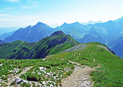 阿尔卑斯山峰斯皮茨在马尔本塔尔高山谷和列支敦士登阿尔卑斯山脉图片