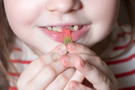 孩子正在吃果冻糖果蠕虫背景图片