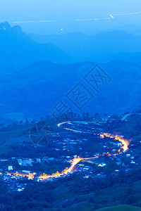 黄昏时蓝山路的神奇景色图片