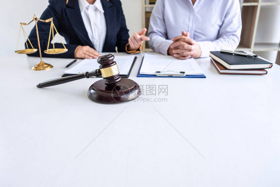 专业女律师或顾问与客户会面讨论谈判法律案件图片