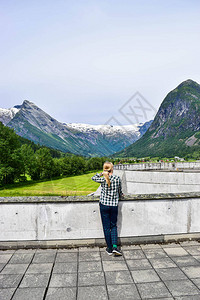 女孩们观察周围的山地景观和Jostedalsbreen公园从Fjaerland的Glacier博物馆Bremuseum到挪威So图片