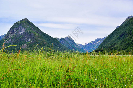 Jostedalsbreen公园冰川和周围山地景观的景象图片