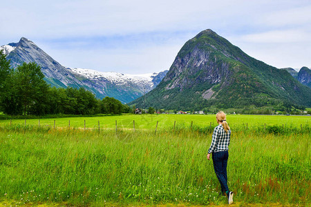 女孩们观察周围的山地景观和Jostedalsbreen公园从Fjaerland的Glacier博物馆Bremuseum到挪威So图片