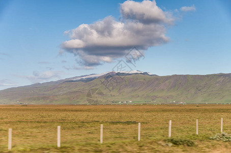 在夏季冰岛的一座山上空云图片