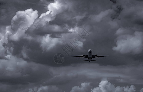 飞机在黑暗的天空和白云上飞行具有梦想目的地概念的商业航空公司航空商业危机概念失败的旅程假期飞行航空运输图片
