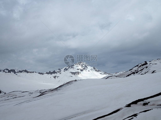 埃勒布鲁斯地区山岳的景色很美图片