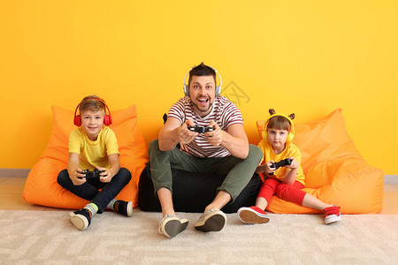 父亲和他的小孩在家玩游戏图片
