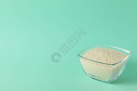 玻璃方碗薄荷背景上的米饭文字空间图片