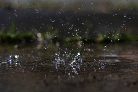 大雨中大水滴落到地上图片