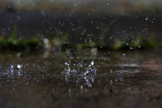 大雨中大水滴落到地上图片