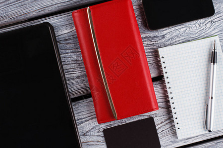 智能手机笔记本电脑和红色钱包女商人的背景图片