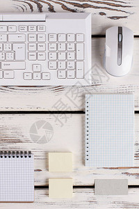 键盘鼠标和两包贴纸办公图片
