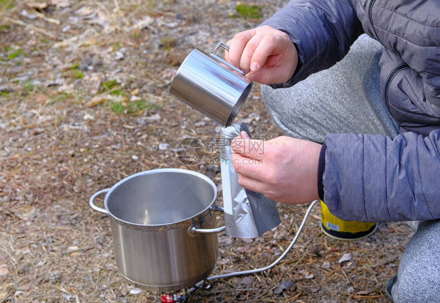 旅行者在露营期间正在吃冻干食品在徒步旅行中享用美味的食物户外活图片