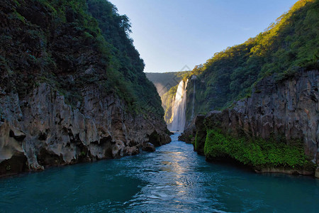 墨西哥圣路易斯波托西塔穆尔瀑布的河流和惊图片