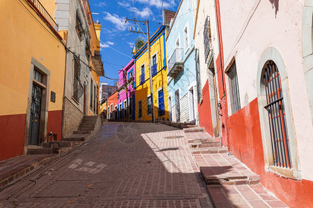 瓜纳华托老城的彩色殖民房屋墨西哥瓜纳华托市色彩缤纷的小巷和狭窄的街道西图片